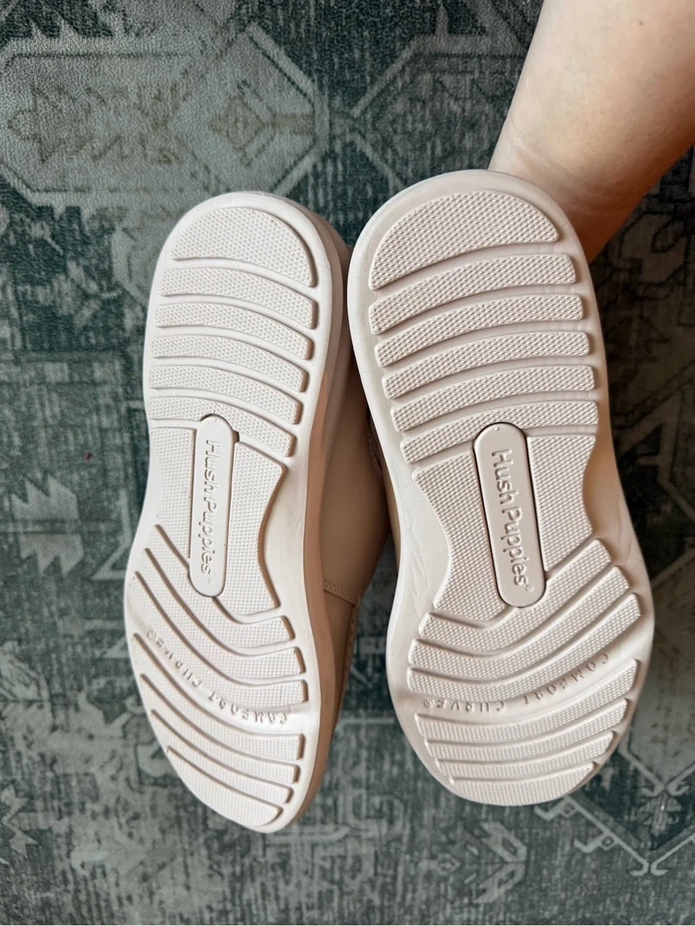 Hush Puppies Men's Gil shoes in a light pink color size 9